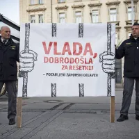 Pred poslopjem vlade na protestu nekaj tisoč javnih uslužbencev