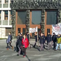 Pred poslopjem vlade na protestu nekaj tisoč javnih uslužbencev