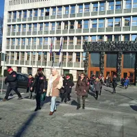 Pred poslopjem vlade na protestu nekaj tisoč javnih uslužbencev
