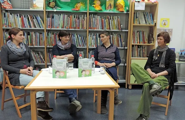 Knjigo so v cerkljanski knjižnici pred dnevi predstavile (z desne) Ajda Erznožnik, Tea Hvala, 
Milojka Magajne in moderatorka Marinka Grum Rojc. 