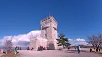 Pomnik na Cerju je osrednja  turistična točka v občini, a doslej 
je bil za občino le strošek. Po novem ga bodo tržili.    