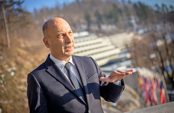 Marjan Batagelj, predsednik Kluba slovenskih 
podjetnikov in  prvi mož Postojnske jame: 
“Sindikati so z nenormalnimi zahtevami izzvali 
cunami. Za talca so vzeli tako državo kot 
gospodarstvo.”