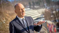 Marjan Batagelj, predsednik Kluba slovenskih 
podjetnikov in  prvi mož Postojnske jame: 
“Sindikati so z nenormalnimi zahtevami izzvali 
cunami. Za talca so vzeli tako državo kot 
gospodarstvo.”