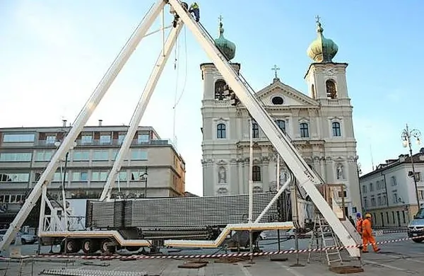 Postavljanje panoramskega dvigala v Gorici.
