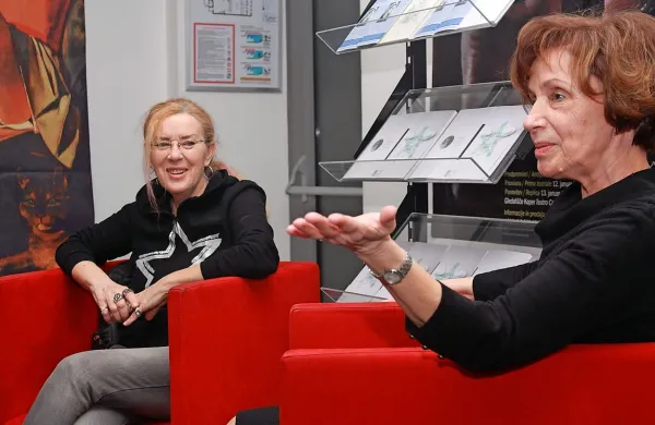 Na večeru iz cikla Pogovori o branju v foajeju Gledališča Koper je Jasna Čebron  (desno) tokrat 
predstavila knjigo Sama pred obličjem smrti, v kateri so zbrana dramska besedila in poezija 
Koprčanke Vesne Furlanič Valentinčič. 