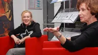 Na večeru iz cikla Pogovori o branju v foajeju Gledališča Koper je Jasna Čebron  (desno) tokrat 
predstavila knjigo Sama pred obličjem smrti, v kateri so zbrana dramska besedila in poezija 
Koprčanke Vesne Furlanič Valentinčič. 