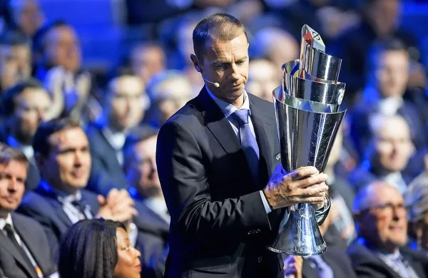 Predsednik Uefe Aleksander Čeferin s pokalom  za najboljšega v novem tekmovanju. 