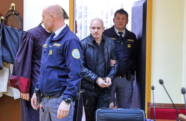 Marka Abrama (med pravosodnima policistoma) so včeraj na 
sodišče pripeljali z mariborske forenzične psihiatrije. 