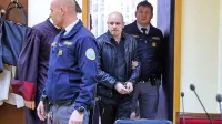 Marka Abrama (med pravosodnima policistoma) so včeraj na 
sodišče pripeljali z mariborske forenzične psihiatrije. 
