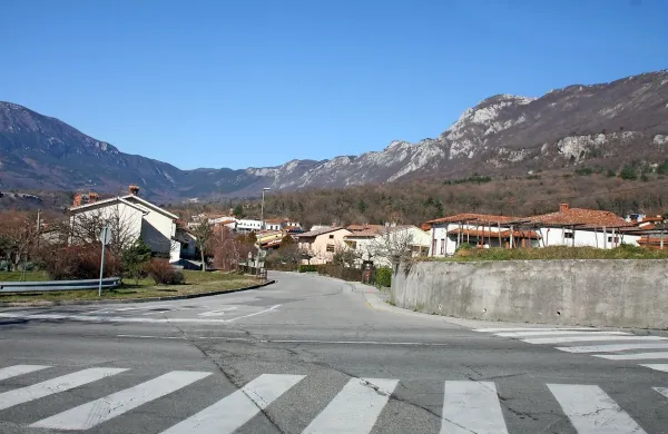 Nepregledno križišče na Idrijski cesti bodo razširili. 