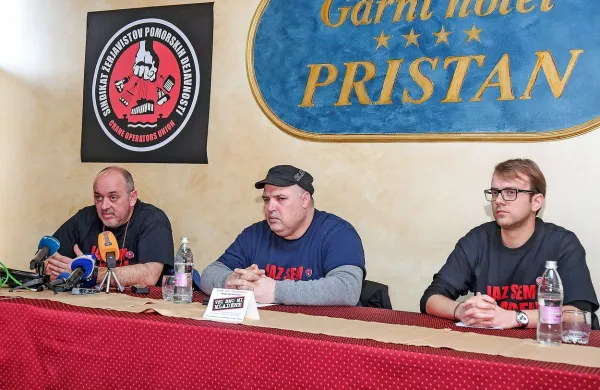 Z leve: predsednik sveta delavcev Luke Koper Mirko Slosar, 
član izvršnega odbora sindikata žerjavistov Maks Nedoh in 
predstavnik vseh zaposlenih v nadzornem svetu Luke Koper 
Rok Parovel. 