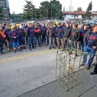 Množica delavcev se je pred Luko zbrala v podporo Mladenu 
Jovičiću.