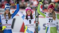 Z leve:  drugouvrščena Italijanka Marta Bassino, zmagovalka, 
domačinka  Wendy Holdener, in tretjeuvrščena Slovenka Ana 
Bucik.