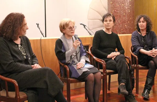 Knjigo o tržaškem gledališkem ansamblu iz let 1945-1965 so 
predstavile (z leve) Martina Kafol, Bogomila Kravos, Miranda 
Caharija in Valentina Repini. 