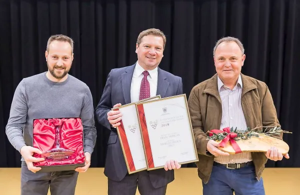 Koprski podžupan Peter Bolčič (v sredini) v družbi obeh 
zmagovalcev, vinarja Aleša Hrvatina (levo) in oljkarja Franca 
Morgana.
