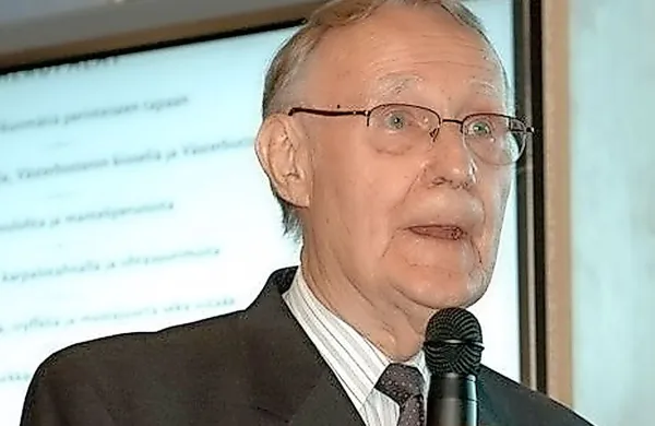 

Ingvar Kamprad je bil kljub bogastvu znan po skromnosti, 
vozil je starega volva, na letalih pa je vedno potoval v 
ekonomskem razredu.