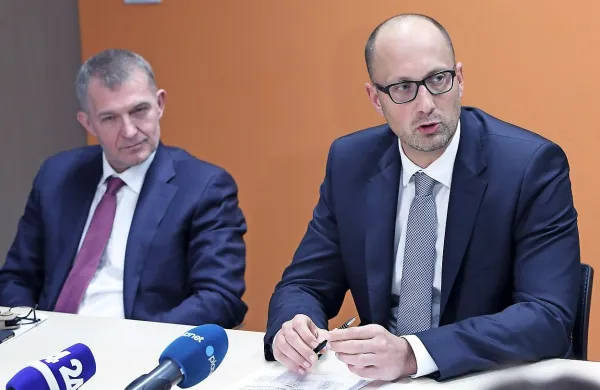 Polega Rada Antoloviča (levo) in Uroša Ilića  so se pod 
današnjo izjavo za javnost podpisali še štirje člani nadzornega 
sveta -  Milan Jelenc,  Andraž Lipolt, Sabina Mozetič in Barbara 
Nose.  