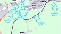 Zemljišča, ki jih prodaja DUTB (označena z modro črto), so  
večja od celotnega sežanskega terminala in zavzemajo 
domala ves prostor med terminalom in mejo z Italijo. 