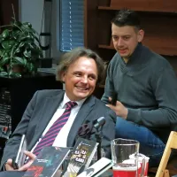 Pozitivno neobičajni dvojec je izdal še bolj neobičajno knjigo 
Kla kla klasika, v kateri avtorja v sodobne ritme preoblačita 
najbolj klasična dela slovenskega pesništva.