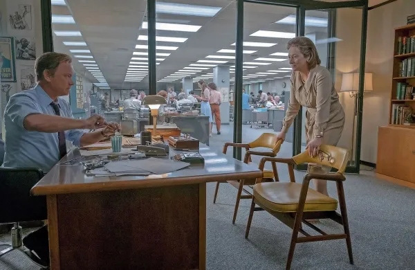 Tom Hanks v filmu The Post upodobi urednika Bena Bradleeja, Meryl Streep pa lastnico in 
založnico časopisa The Washington Post. 