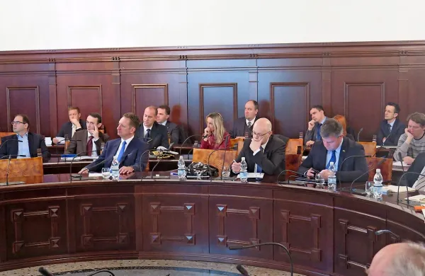 Luka Koper je za širšo ladijsko skupnost pripravila konferenco o vzpostavitvi infrastrukture za alternativna goriva v 
prometu ter možnostih napajanja ladij z električno energijo.
