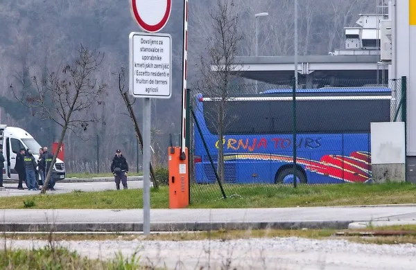 Priprti Hrvat je bil z avtobusom namenjen v Ljubljano, kjer naj 
bi z razkritjem imitacije samomorilskega pasu, kot ga uporabljajo teroristi, nameraval prestrašiti ljudi. 