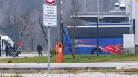 Priprti Hrvat je bil z avtobusom namenjen v Ljubljano, kjer naj 
bi z razkritjem imitacije samomorilskega pasu, kot ga uporabljajo teroristi, nameraval prestrašiti ljudi. 