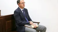 Pulmolog Damjan Birtič je že v preiskavi vseskozi zanikal 
krivdo, to pa je potrdil tudi na današnjem predobravnavnem 
naroku.