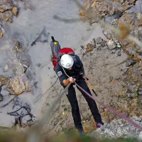 Pripadnikoma državne enote za  varstvo pred NUS severnoprimorske regije so na pomoč priskočili tudi tolminski 
gorski reševalci.