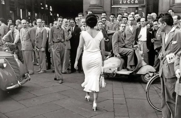Mario De Biasi: Italijani se ozirajo, Milano, 1954



