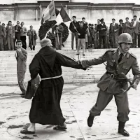 Tazio Secchiaroli: Demonstracije desničarske mladine ob 
spomeniku Vitoriu Emanuelu II, imenovanem Altare della 
Patria, Rim, 1956



