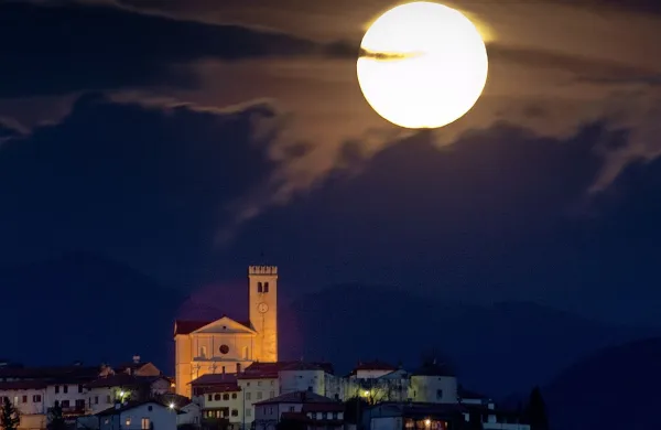 Krvava modra superluna razveseljuje opazovalce