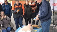 Denis Kekič je v petek pred Hoferjevo trgovino pokazal, kako se uporablja defibrilator. 
