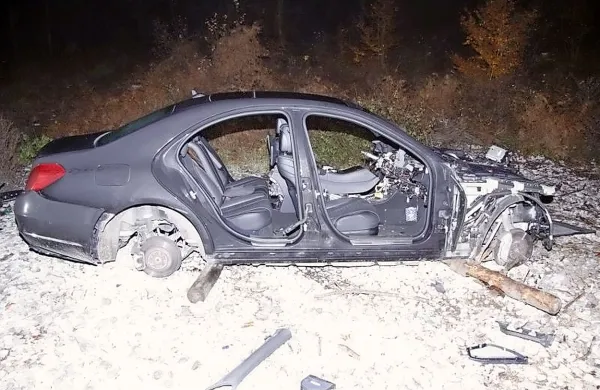 Policisti so našli ukraden mercedes, ki je bil že razstavljen.