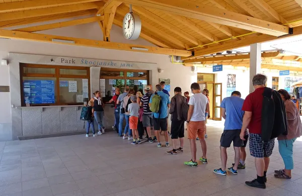 V Škocjanskih jamah pričakujejo letos še več turistov kot lani, 
zato bodo za sezono zaposlili še šest turističnih vodnikov in 
povečali obseg študentskega dela