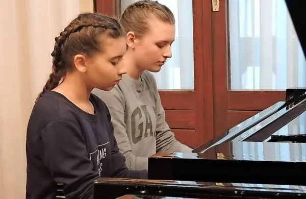 Lara Flander (levo) in Karin Zuza prihajata iz različnih krajev, 
kar pa ni bilo ovira za  njuno skupno muziciranje. 