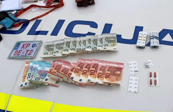 Zasežene stvari, ki so jih policisti zasegli pri 37-letnem 
Koprčanu.