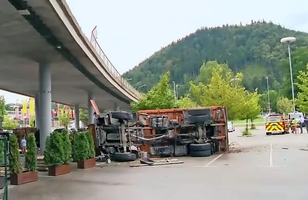 En tovornjak je v nesreči prebil varovalno ograjo in zgrmel v 
globino na parkirišče ob trgovskem centru. 