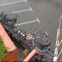 V nesreči sta bili lažje poškodovani dve osebi.