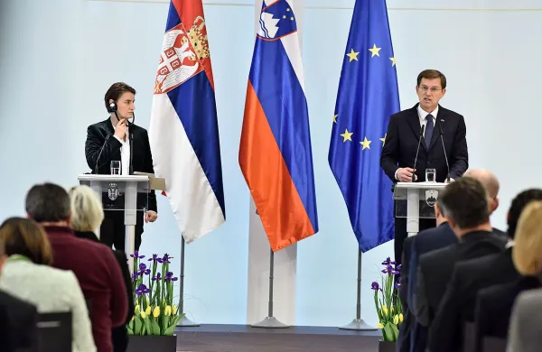  Premierja Slovenije in Srbije Miro Cerar in Ana Brnabić sta po 
današnji četrti skupni seji vlad izpostavila odlične politične, 
gospodarske in druge odnose med državama. 