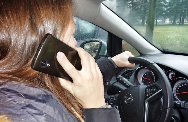 Policisti  opozarjajo, da uporaba telefona med vožnjo zmanjšuje zbranost voznika in njegovo pozornost na dogajanje 
na cesti in njeni okolici.