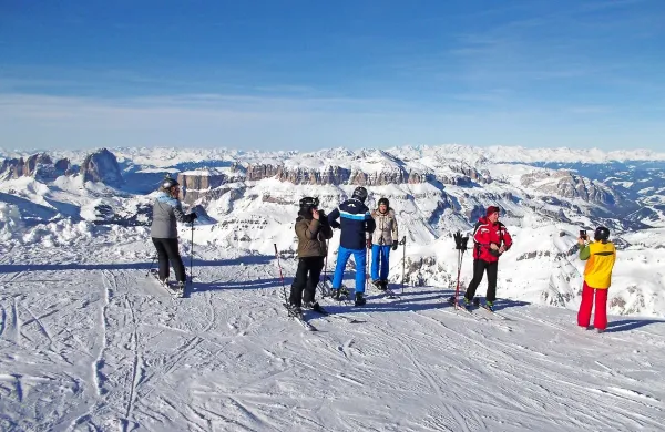 S 3265 metrov visoke Marmolade pogled čez skupino Sella 
sega vse do avstrijskih Zillertalskih Alp. 