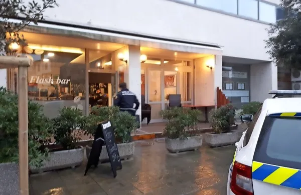 Tatovi v zavetju noči ukradli računalnika in skuter