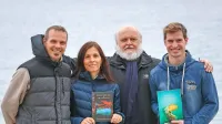 Raziskovalci z Morske biološke postaje Piran (z leve) dr. 
Borut Mavrič, dr. Martina Orlando-Bonaca, dr. Lovrenc Lipej 
in mag. Domen Trkov z zadnjima monografijama, ki 
razkrivata novo pestrost in lepoto slovenskega morja.