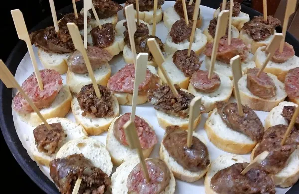 Krodegini postajajo vse bolj priljubljena domača mesna 
specialiteta.