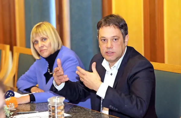 Župan Matej Arčon in direktorica občinske uprave Vesna Mikuž 
sta vsebinsko in finančno predstavila rebalans proračuna.

