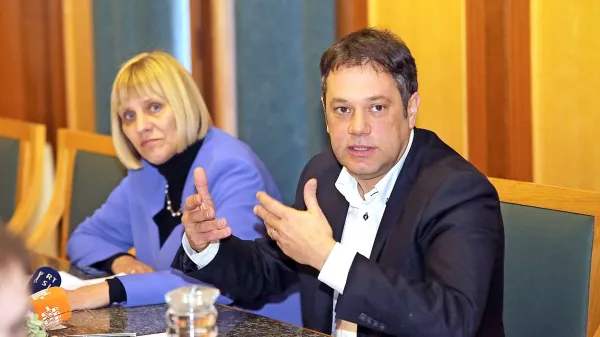Župan Matej Arčon in direktorica občinske uprave Vesna Mikuž 
sta vsebinsko in finančno predstavila rebalans proračuna.

