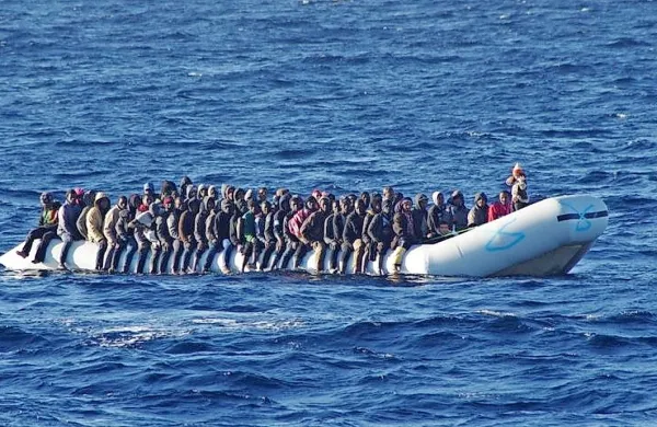 Nevarnostim navkljub se migranti v Evropo še vedno podajajo preko Sredozemskega morja. Fotografija je simbolična.