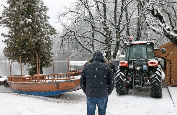 Na Blejskem jezeru je potonila pletna z več potniki, a so vse 
spravili na varno.