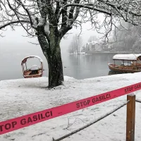 Na Blejskem jezeru potonila pletna z več potniki